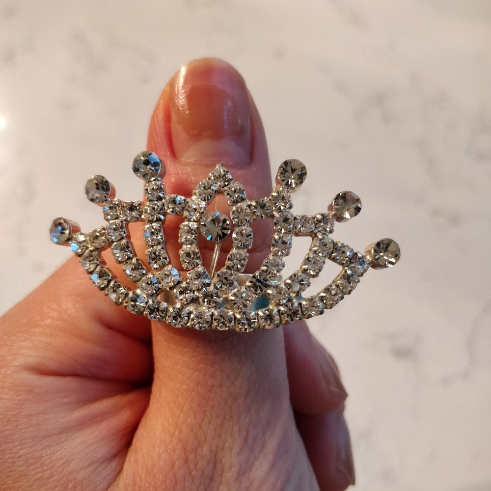 NWOT Silver rhinestone crown ring